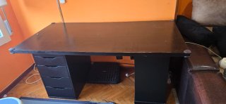 Escritorio / Mesa de despacho negra con cajonera