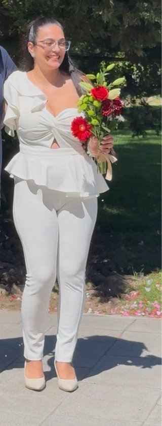 Mono blanco asimétrico con volantes