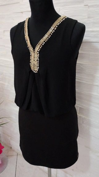 Elegante abito nero con dettagli oro