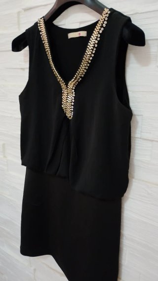 Elegante abito nero con dettagli oro