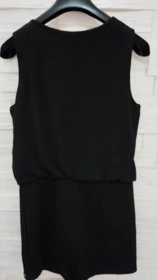 Elegante abito nero con dettagli oro