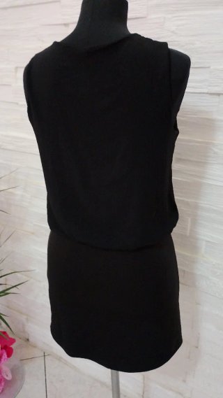 Elegante abito nero con dettagli oro