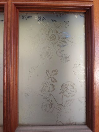 Puerta corredera madera con cristal floral