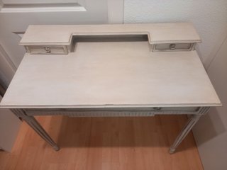 Mesa auxiliar con 2 cajas redondas y aparador