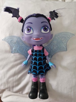 Muñeca Vampirina alas y vestido telaraña 28 cm.