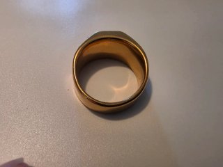 Anillo de hombre con piedra roja y detalles dorado