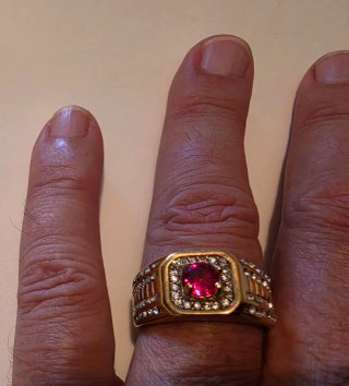 Anillo de hombre con piedra roja y detalles dorado