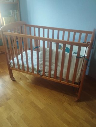 Cuna de madera con colchón