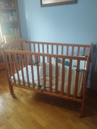 Cuna de madera con colchón