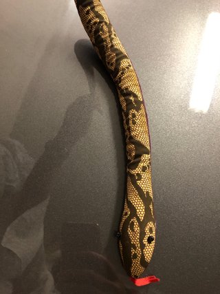 Serpente di stoffa decorativo