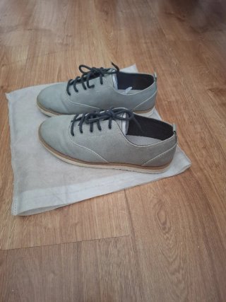 Zapatos grises con cordones