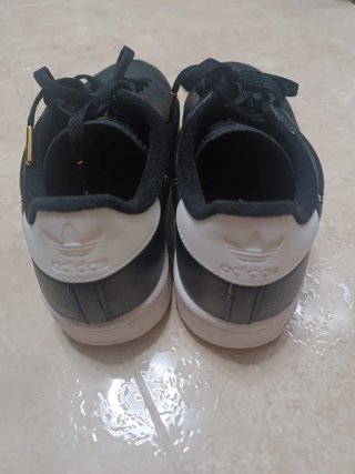 Adidas Continental 80 negras logo dorado.