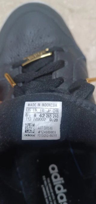 Adidas Continental 80 negras logo dorado.