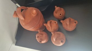 Juego de botijos de barro. Uno pequeño con detalle