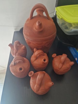 Juego de botijos de barro. Uno pequeño con detalle