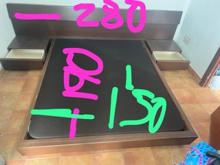 Cama doble de madera oscura