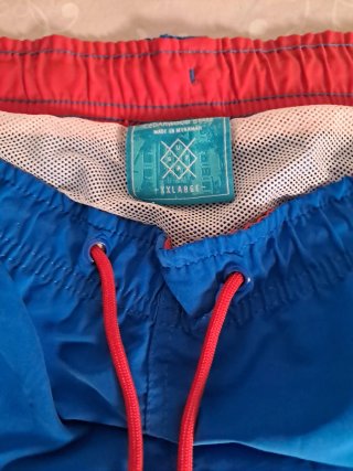 Bañador azul con cordón rojo