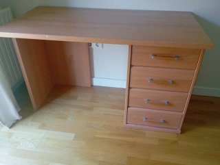 Escritorio de madera con cajones