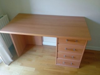 Escritorio de madera con cajones