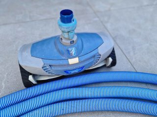 Robot Limpiafondos Piscina Azul y Gris