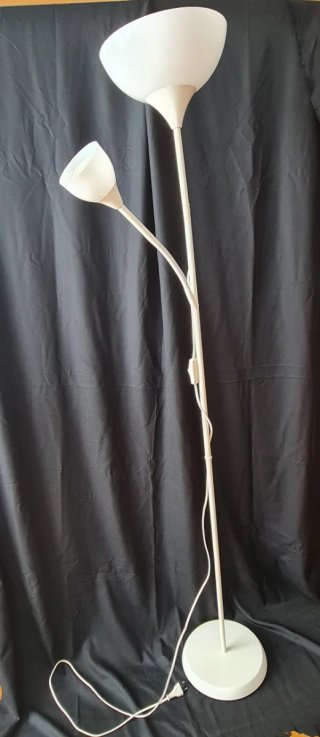 Lámpara de pie blanca