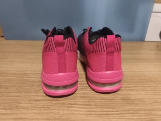 Zapatillas deportivas negras y rosas