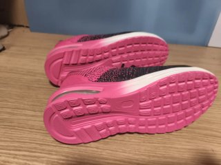 Zapatillas deportivas negras y rosas