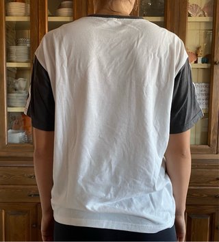 Camiseta deportiva blanca y negra