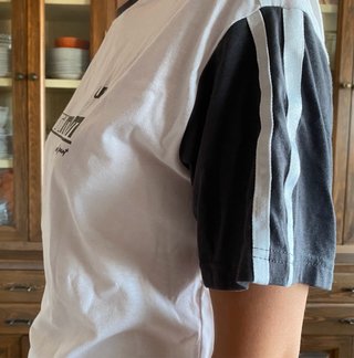 Camiseta deportiva blanca y negra