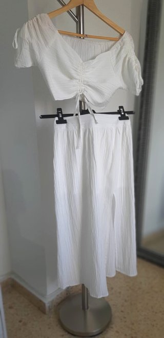 Conjunto top y falda. Nuevo sin estrenar. Color bl