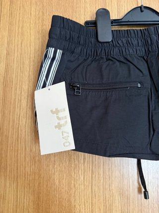 Pantalón corto negro con rayas