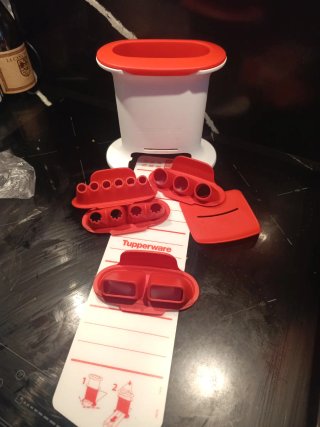 Croquetero Tupperware Rojo y Blanco