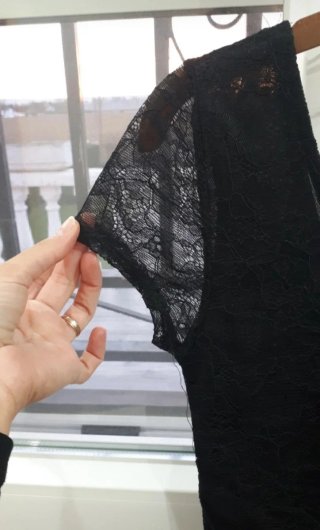 Vestido corto de encaje negro