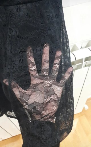 Vestido corto de encaje negro