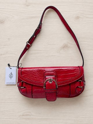 Bolso rojo Stradivarius efecto piel cocodrilo