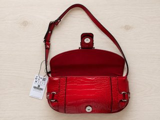 Bolso rojo Stradivarius efecto piel cocodrilo