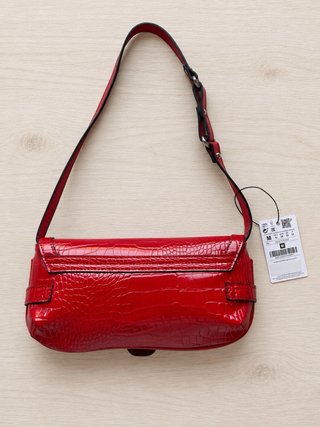 Bolso rojo Stradivarius efecto piel cocodrilo