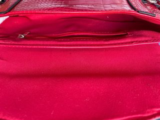 Bolso rojo Stradivarius efecto piel cocodrilo