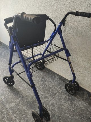 Andador azul con asiento y cesta