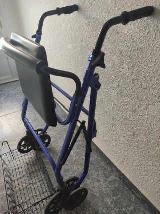Andador azul con asiento y cesta