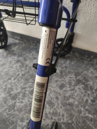 Andador azul con asiento y cesta