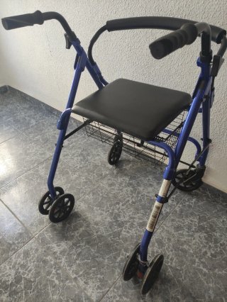 Andador azul con asiento y cesta