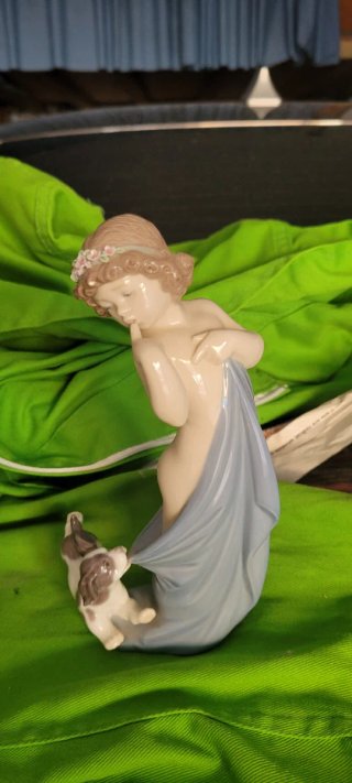 Figura niña Lladro con perrito indiscreto
