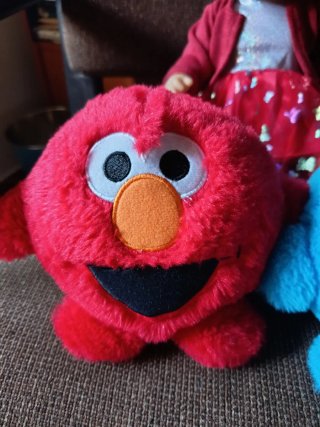 Muñeca y peluches Elmo y Triqui