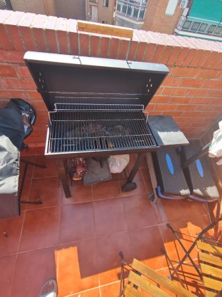 Barbacoa de carbón negra con ruedas