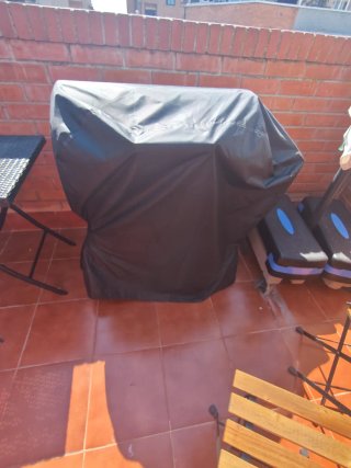Barbacoa de carbón negra con ruedas