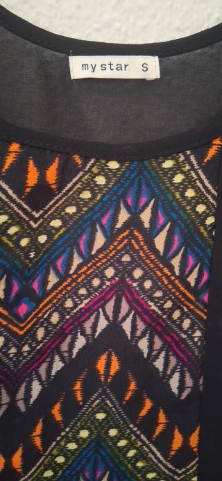 Camiseta gasa negra con estampado geométrico.