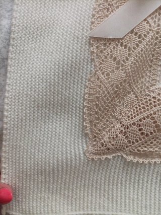 Toquilla tejida color crema con encaje