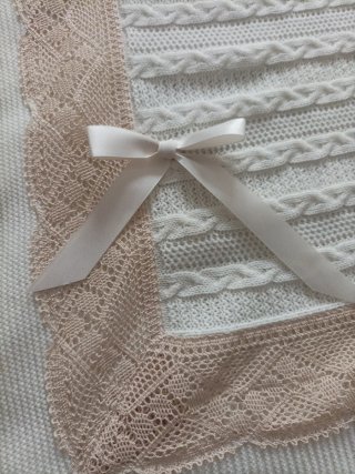 Toquilla tejida color crema con encaje