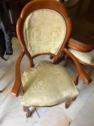 Mesa comedor con cuatro sillas y dos sillones